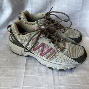 New Balance Gray and Pink Trail Sneakers Women's 9 Outdoor Hiking Running